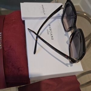 GUESS BY MARCIANO Oversized Sunglasses